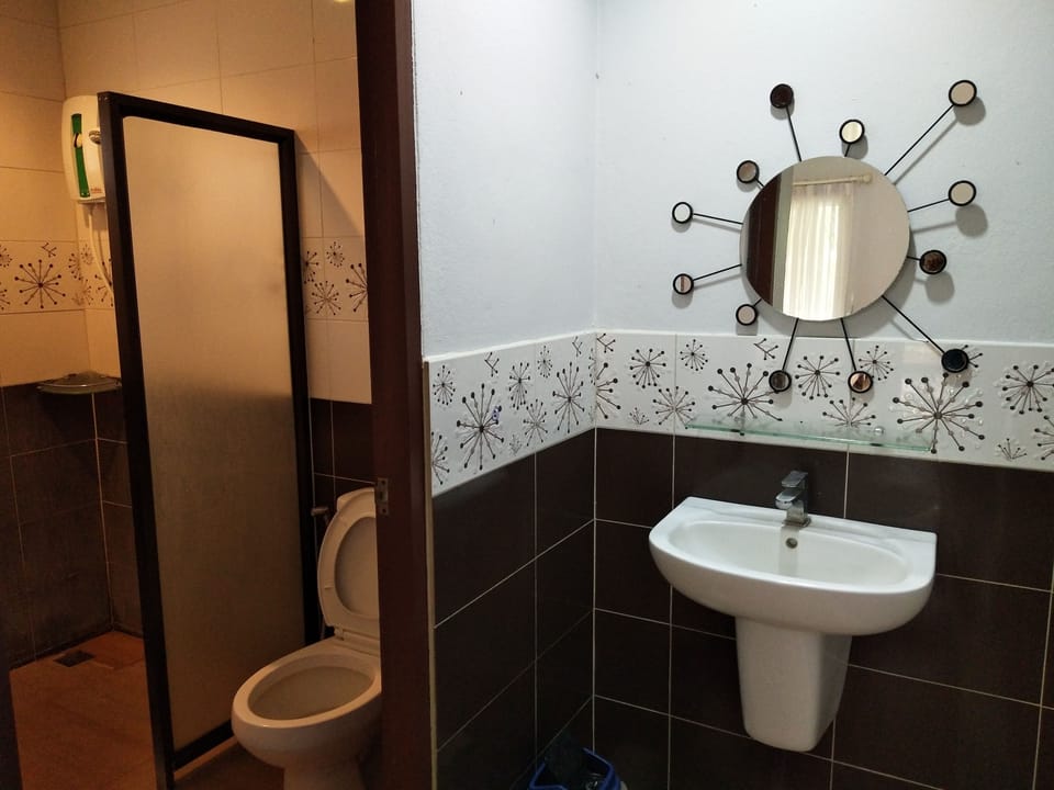 Standard Double Room | Bathroom | Shower, free toiletries
