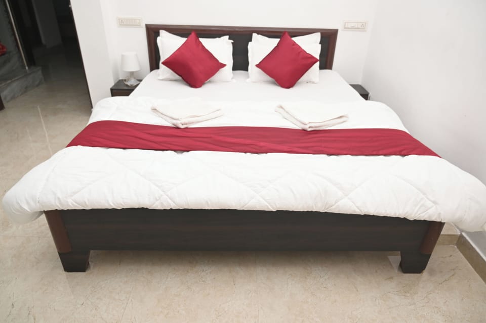 Comfort Room, Non Smoking | 1 bedroom, desk, rollaway beds, free WiFi