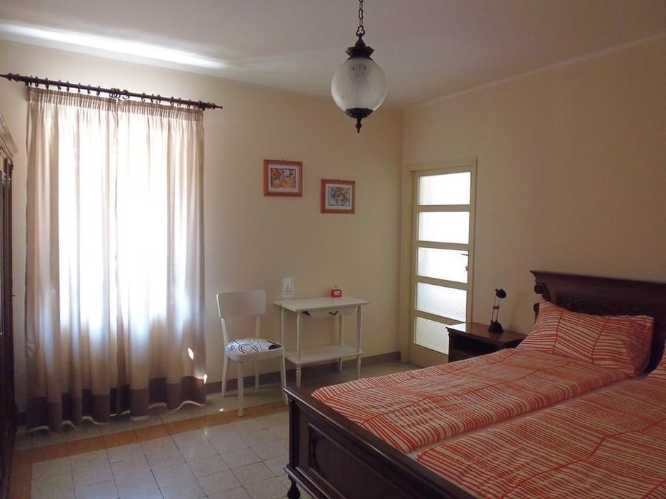 Double Room, Shared Bathroom | Free WiFi, bed sheets