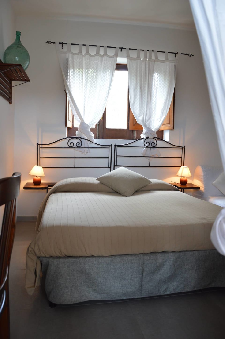 In-room safe, desk, bed sheets