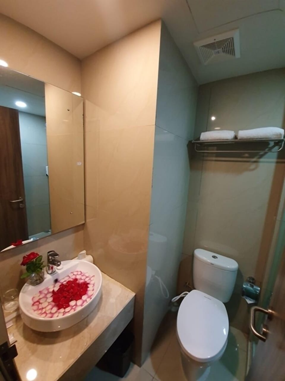 Deluxe Double Room | Bathroom | Shower, slippers