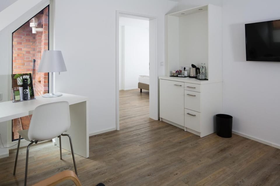 Business Apartment | Living area | Flat-screen TV
