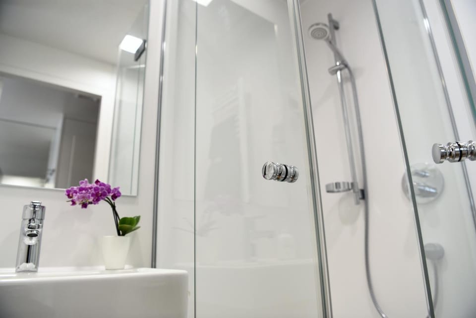 City Single Room | Bathroom | Shower, rainfall showerhead, free toiletries, hair dryer