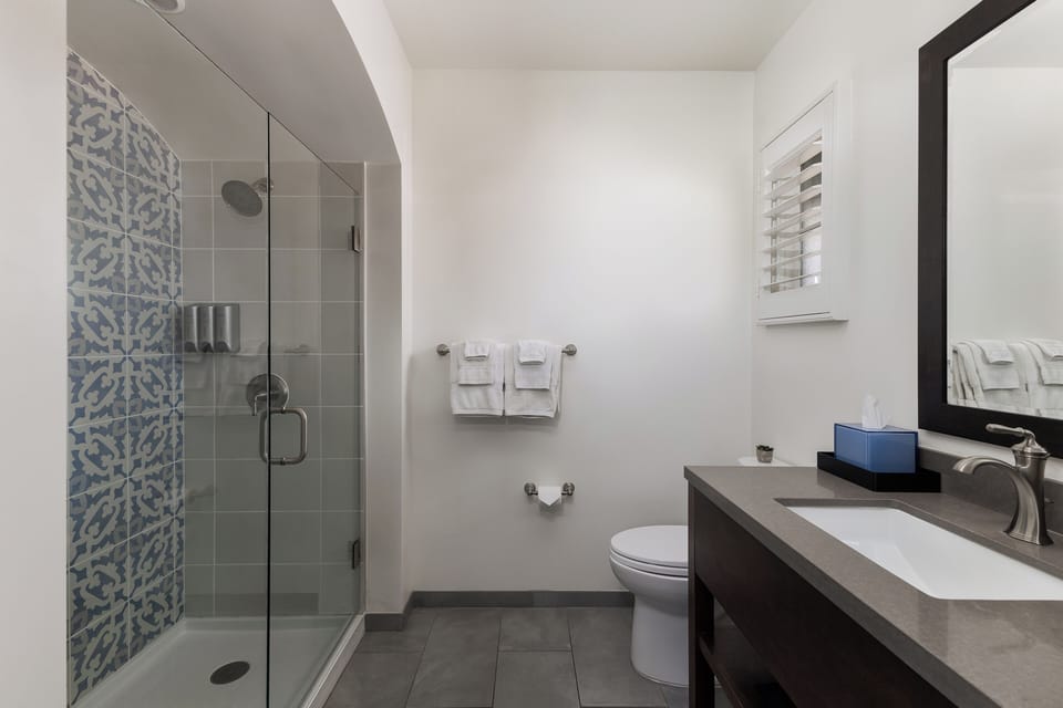 Deluxe Room, 1 King Bed | Bathroom | Designer toiletries, towels