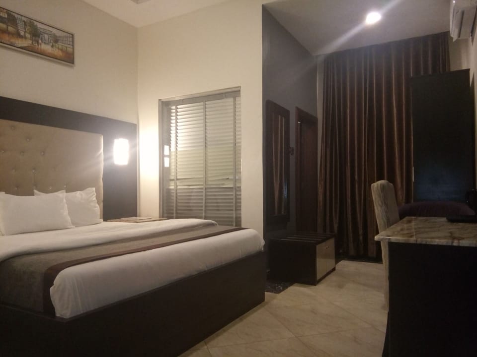 Standard Room, 1 Double Bed, Non Smoking | Desk, free WiFi, bed sheets