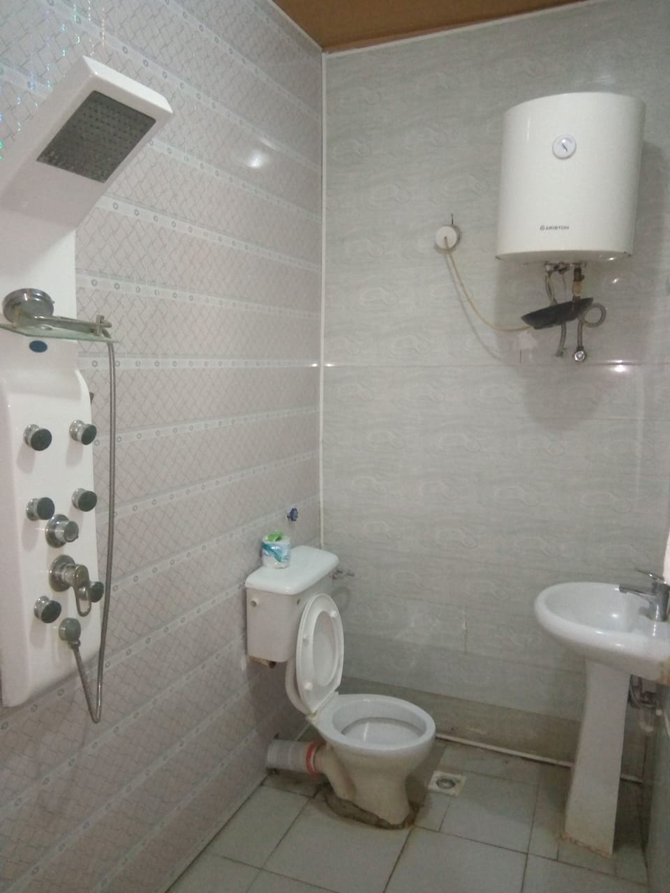 Combined shower/tub, deep soaking tub, rainfall showerhead, towels