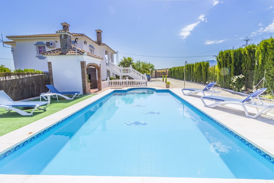 Enjoy the private pool of this luxury estate in Alhaurín el Grande