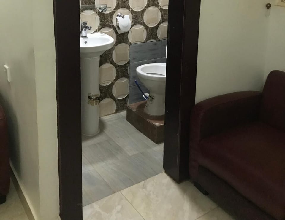Shower, free toiletries, towels
