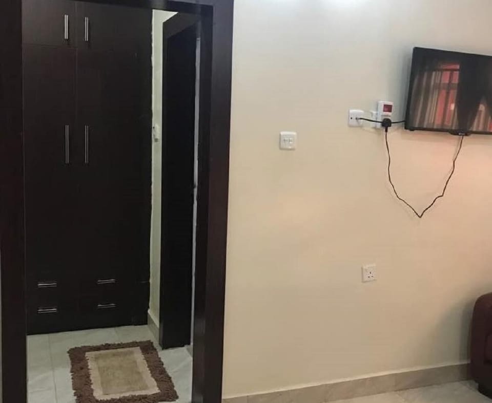 Shower, free toiletries, towels