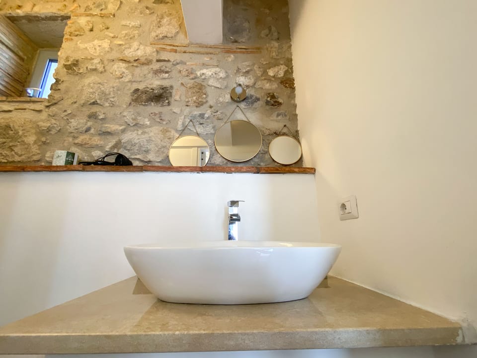Deluxe Room | Soundproofing, rollaway beds, free WiFi, bed sheets
