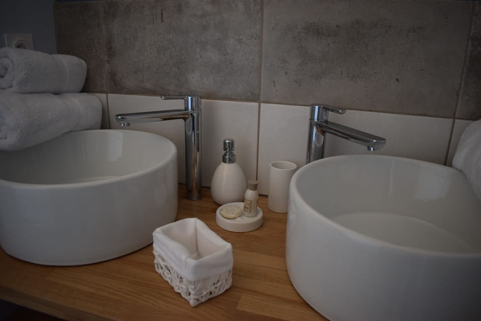 Family Room (Nuit des songes) | Bathroom sink