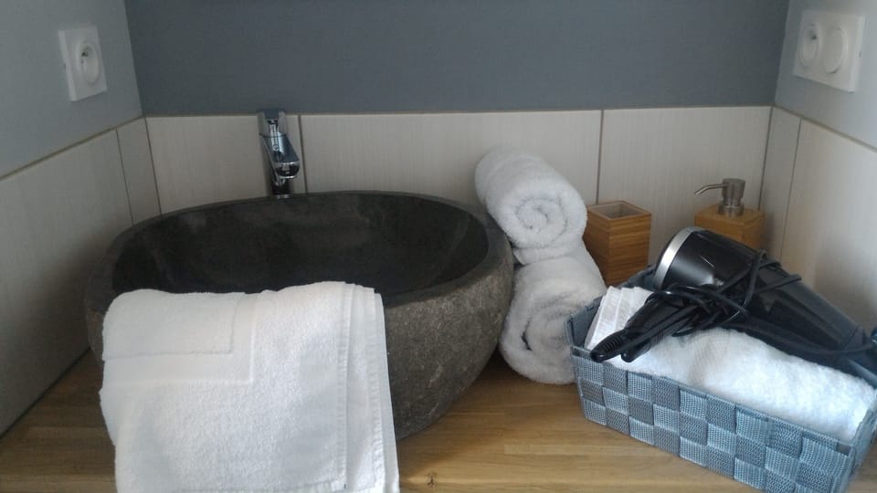 Twin Room (Preambule) | Bathroom sink