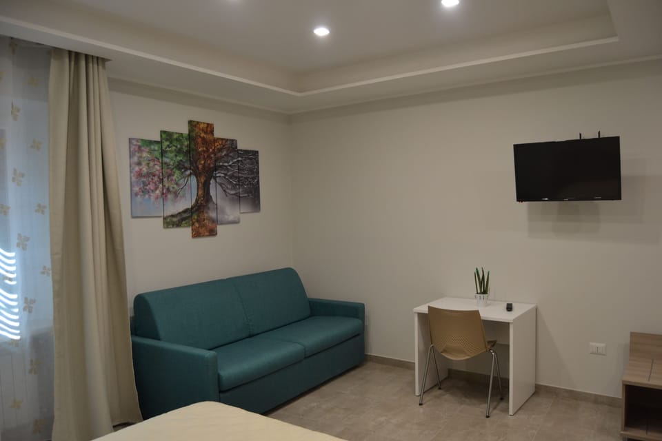 Triple Room | Bathroom | Shower, free toiletries, hair dryer, bathrobes