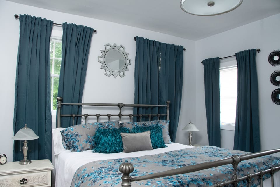 Traditional Room, 1 King Bed, Accessible (Main Land) | Premium bedding, pillowtop beds, minibar (free items), blackout drapes