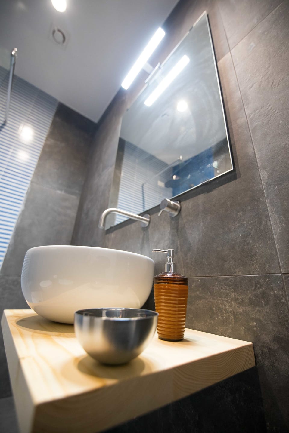 Shower, free toiletries, hair dryer, bidet