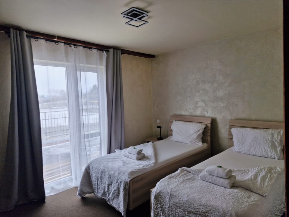 Twin Room, Ensuite | Minibar, individually decorated, soundproofing, iron/ironing board