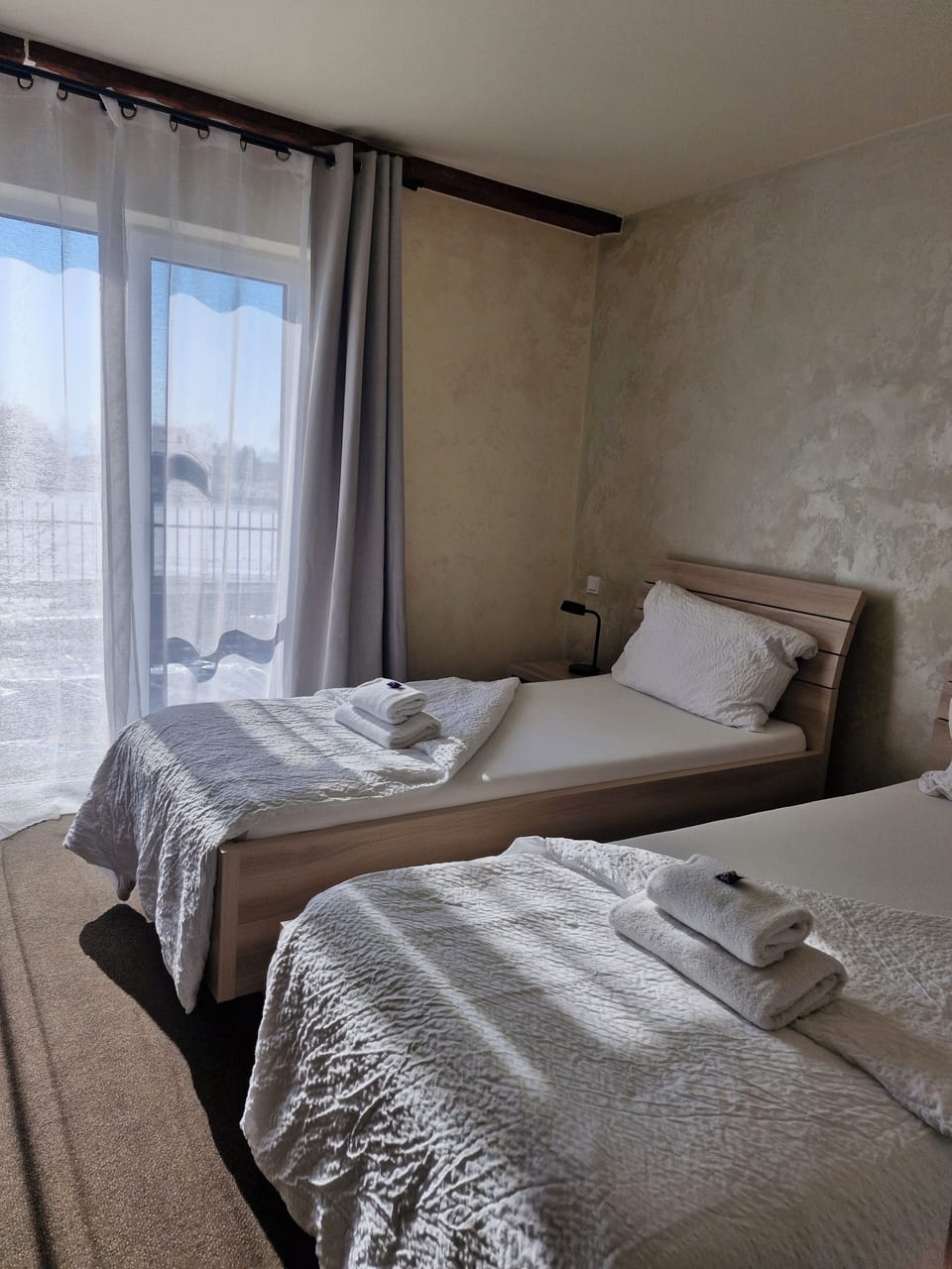 Twin Room, Ensuite | Minibar, individually decorated, soundproofing, iron/ironing board