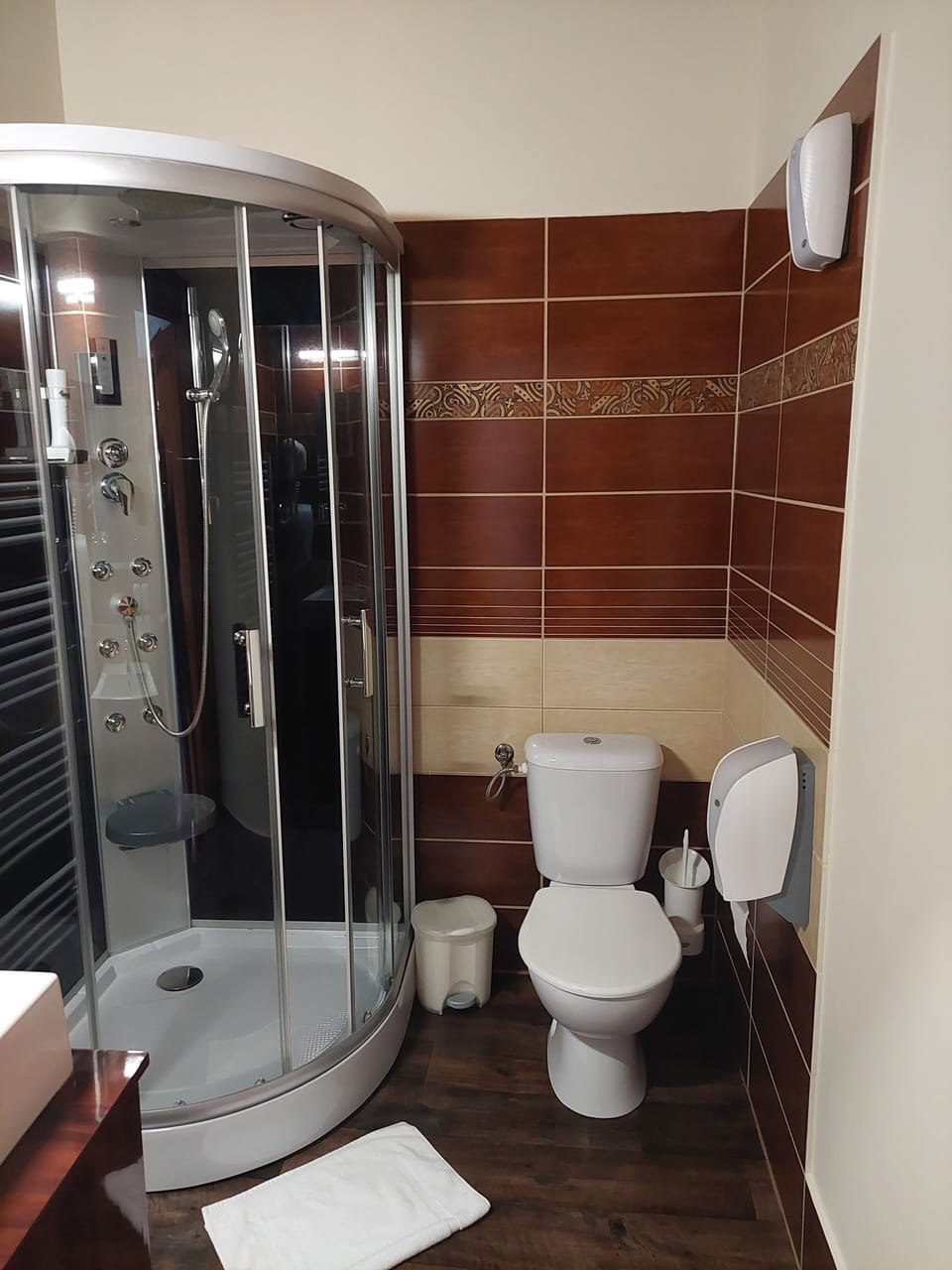 Twin Room, Ensuite | Bathroom | Shower, free toiletries, hair dryer, slippers