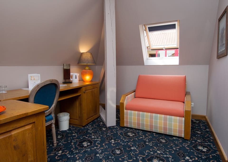 Suite (Afrique) | Desk, laptop workspace, blackout drapes, soundproofing