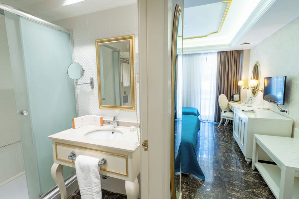 Superior Double Room, Valley View | Bathroom | Shower, free toiletries, hair dryer, slippers