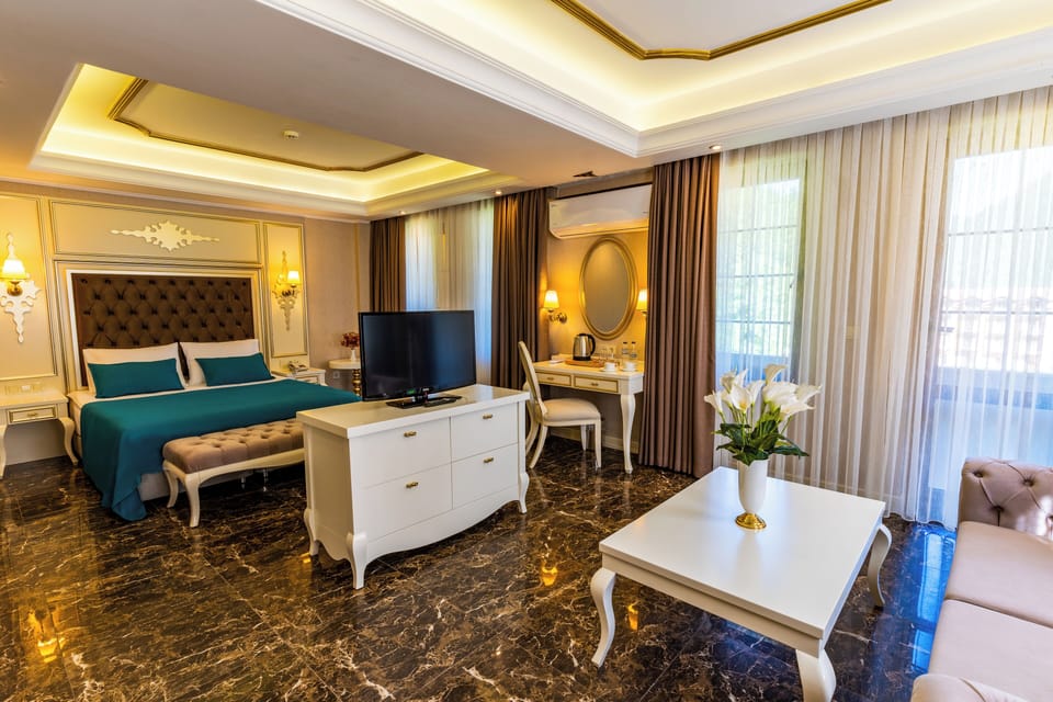 Deluxe Suite, Valley View | In-room safe, desk, laptop workspace, blackout drapes
