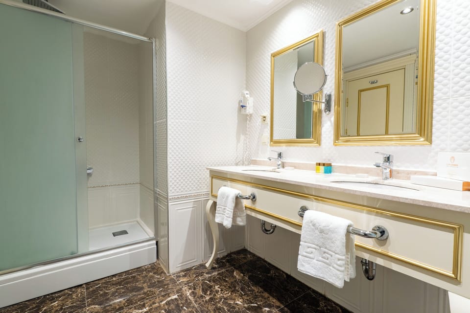 Deluxe Suite, Valley View | Bathroom | Shower, free toiletries, hair dryer, slippers