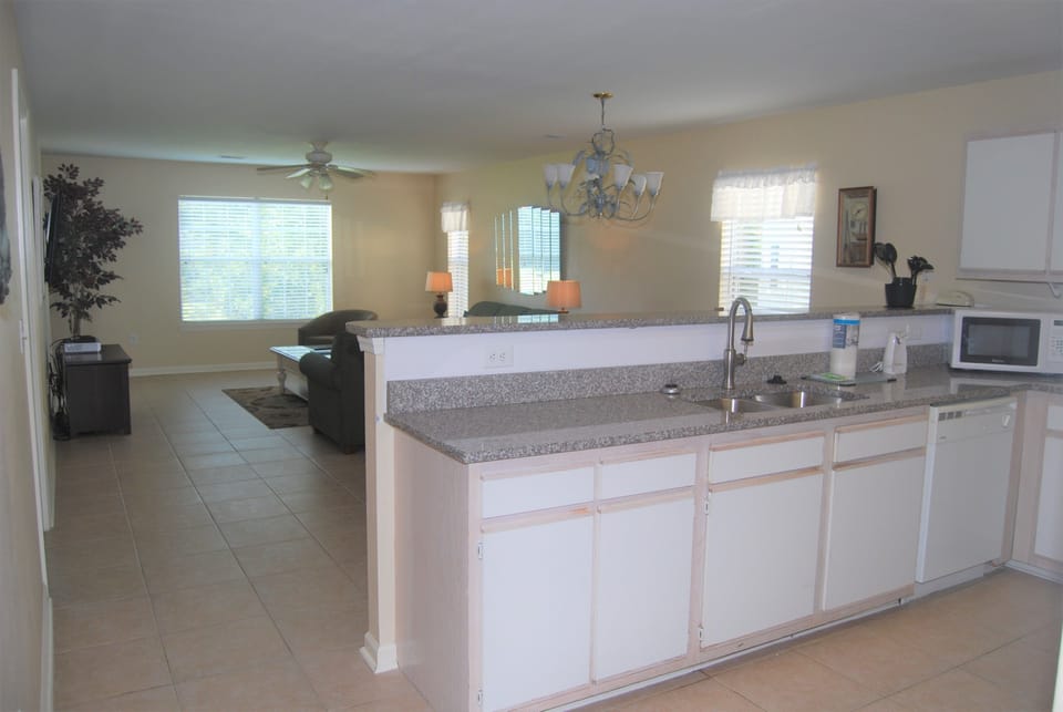 Condo, 3 Bedrooms | Private kitchen | Coffee/tea maker, fridge, microwave, oven
