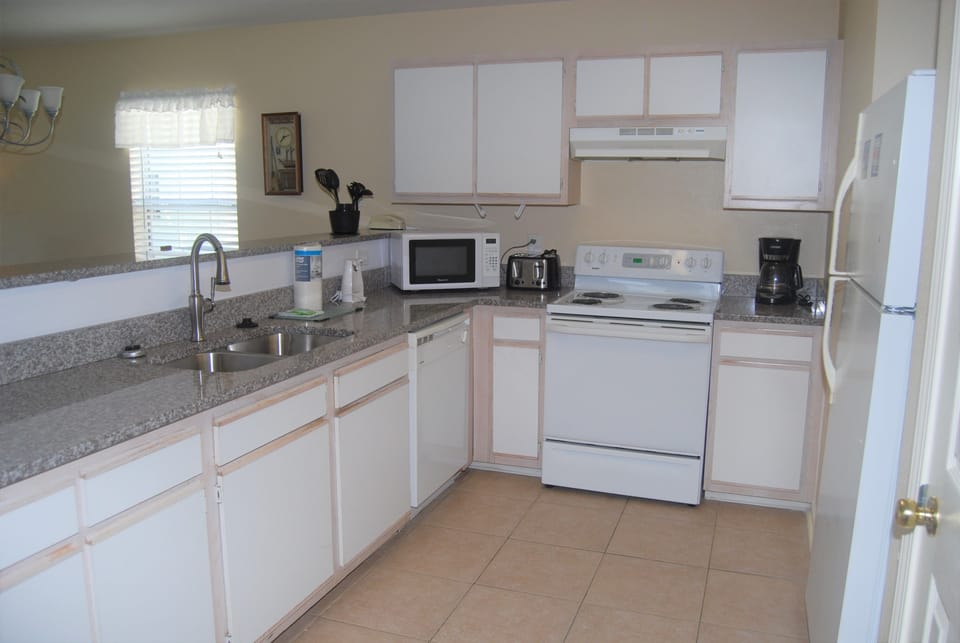 Condo, 3 Bedrooms | Private kitchen | Coffee/tea maker, fridge, microwave, oven