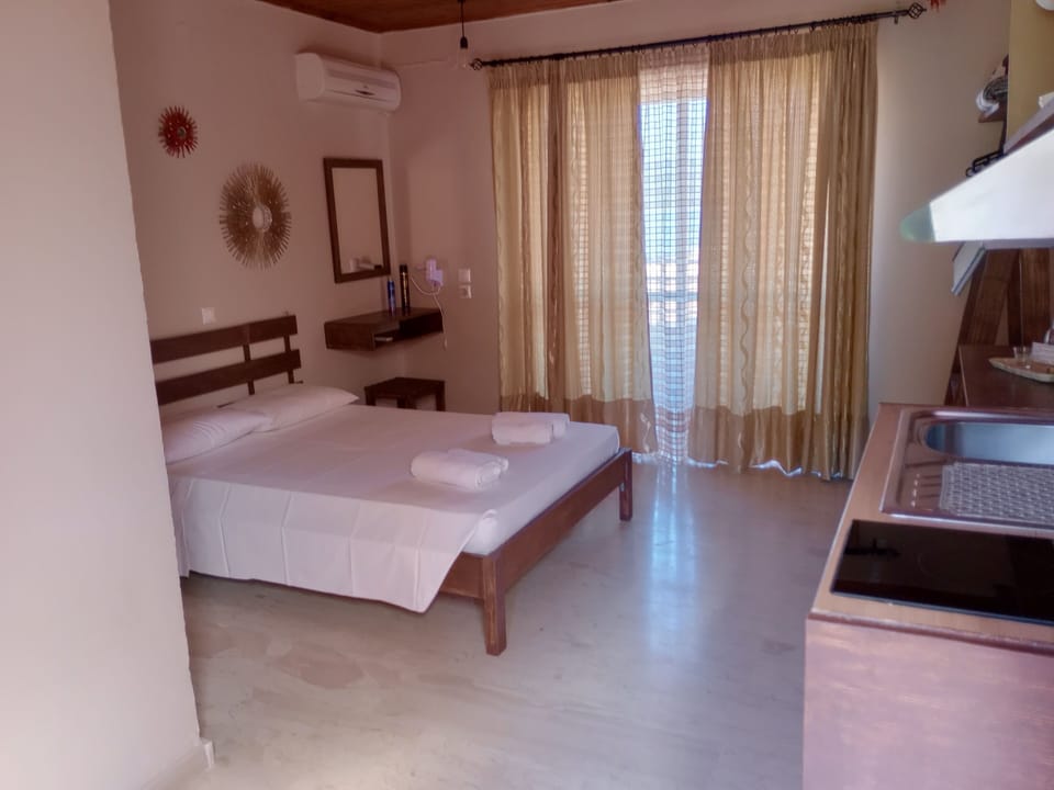 Basic Studio, Sea View | Hypo-allergenic bedding available, in-room safe, laptop workspace