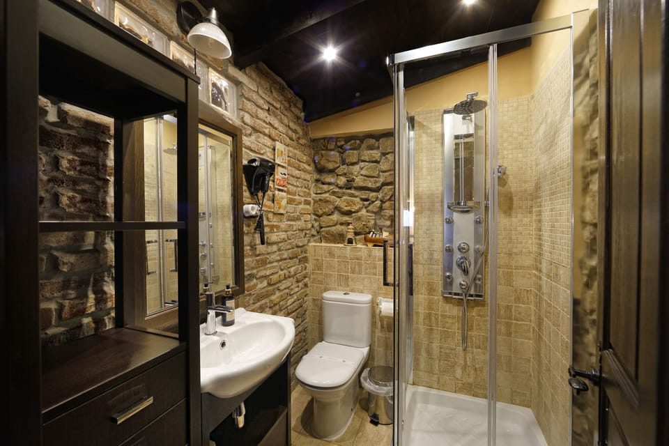 Superior Double Room, 1 King Bed, Terrace | Bathroom | Shower, rainfall showerhead, free toiletries, hair dryer
