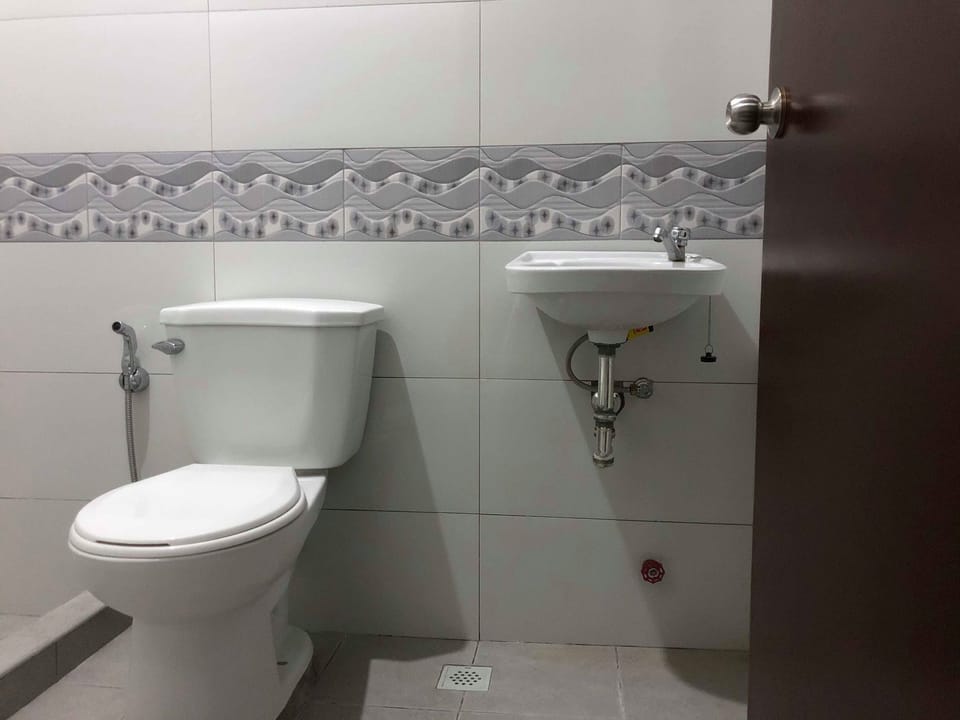 Shower, free toiletries, towels