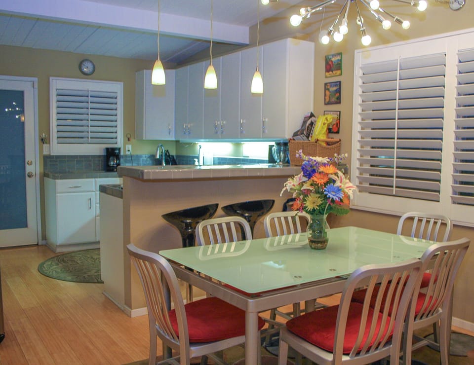 Mid-Century Modern theme decorating.
