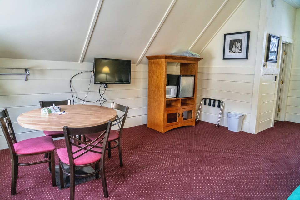 Loft 2 Full Beds and 1 Twin Bed | Iron/ironing board, free WiFi