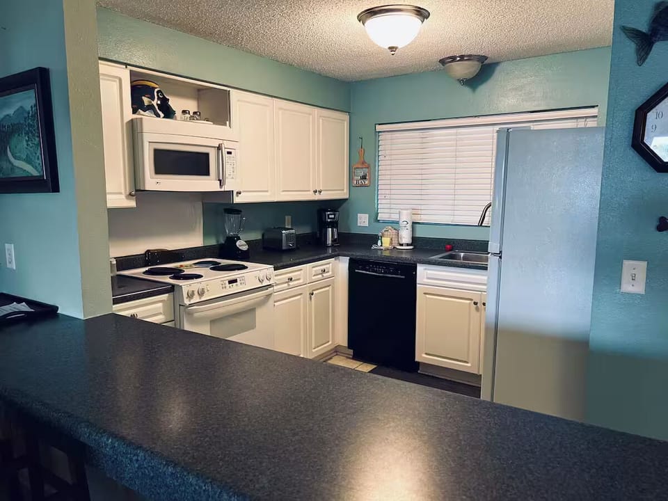 Kitchen with Breakfast bar.