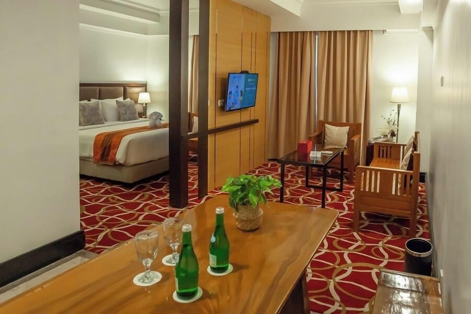 Junior Suite | Desk, WiFi (free), bed sheets