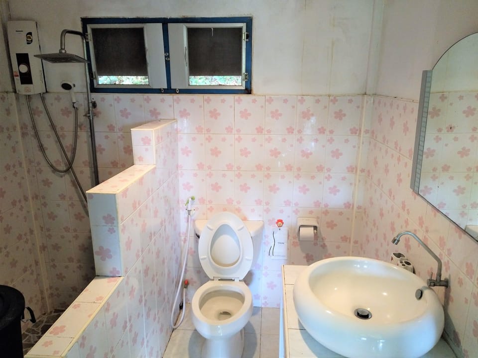 Bungalow | Bathroom | Shower, rainfall showerhead, free toiletries, towels