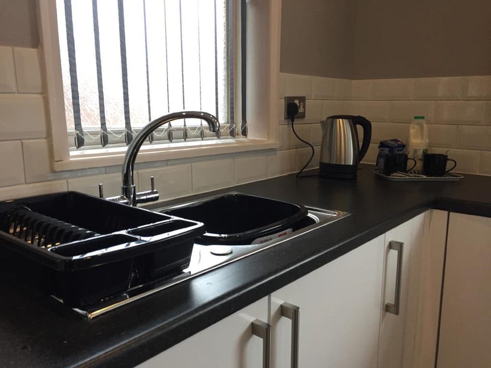 Ruskin Place | Bathroom | Free toiletries, towels, soap, toilet paper