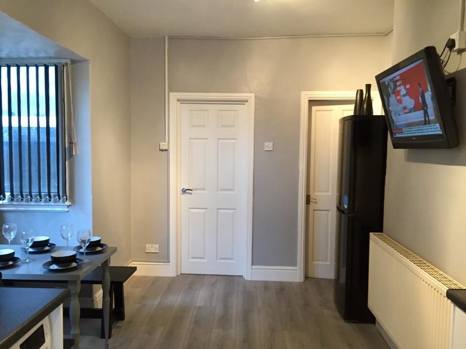 5 bedrooms, iron/ironing board, free WiFi, bed sheets