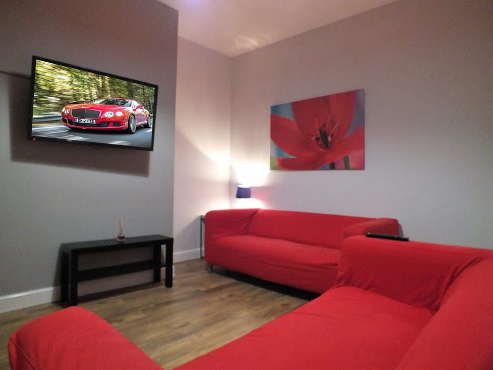 Walthall Place | Living room | Flat-screen TV