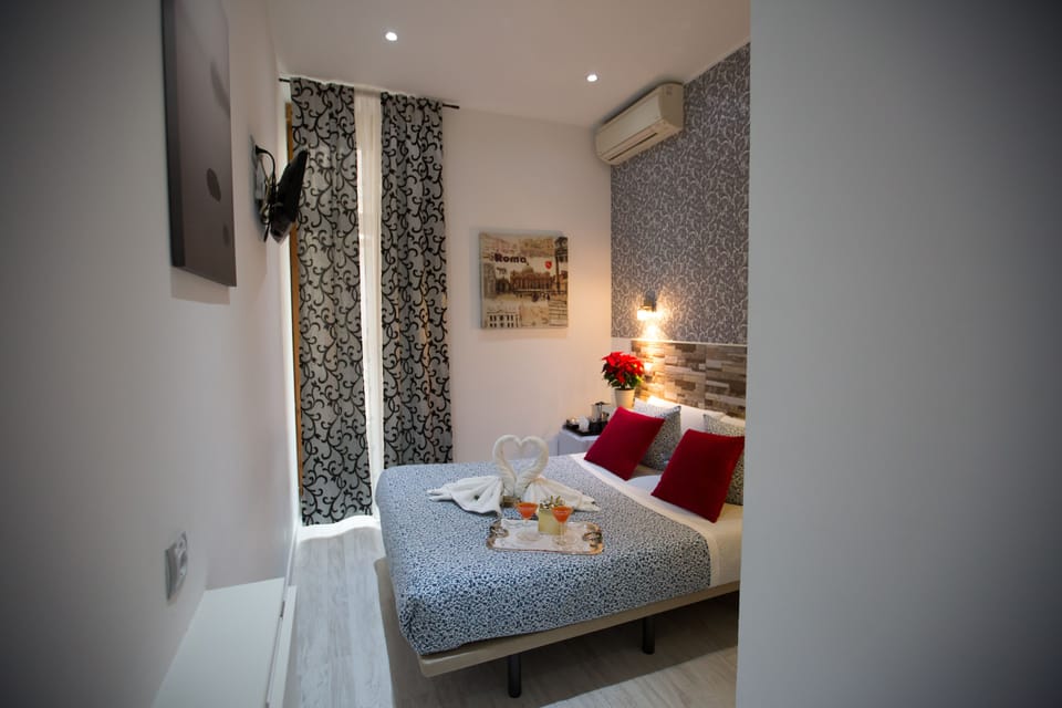 Double Room (Small) | In-room safe, desk, free WiFi, bed sheets