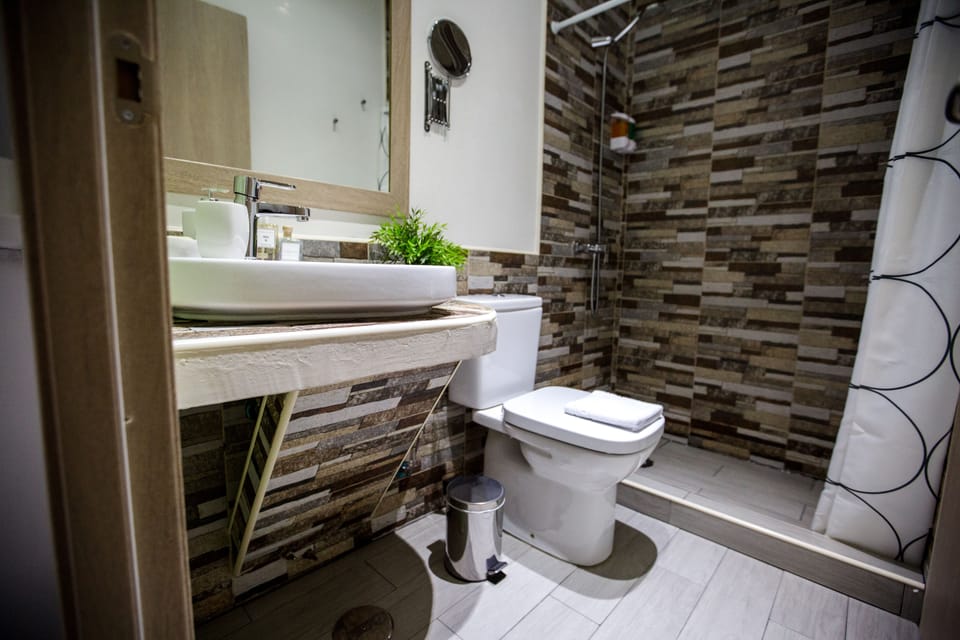 Deep soaking tub, hair dryer, towels