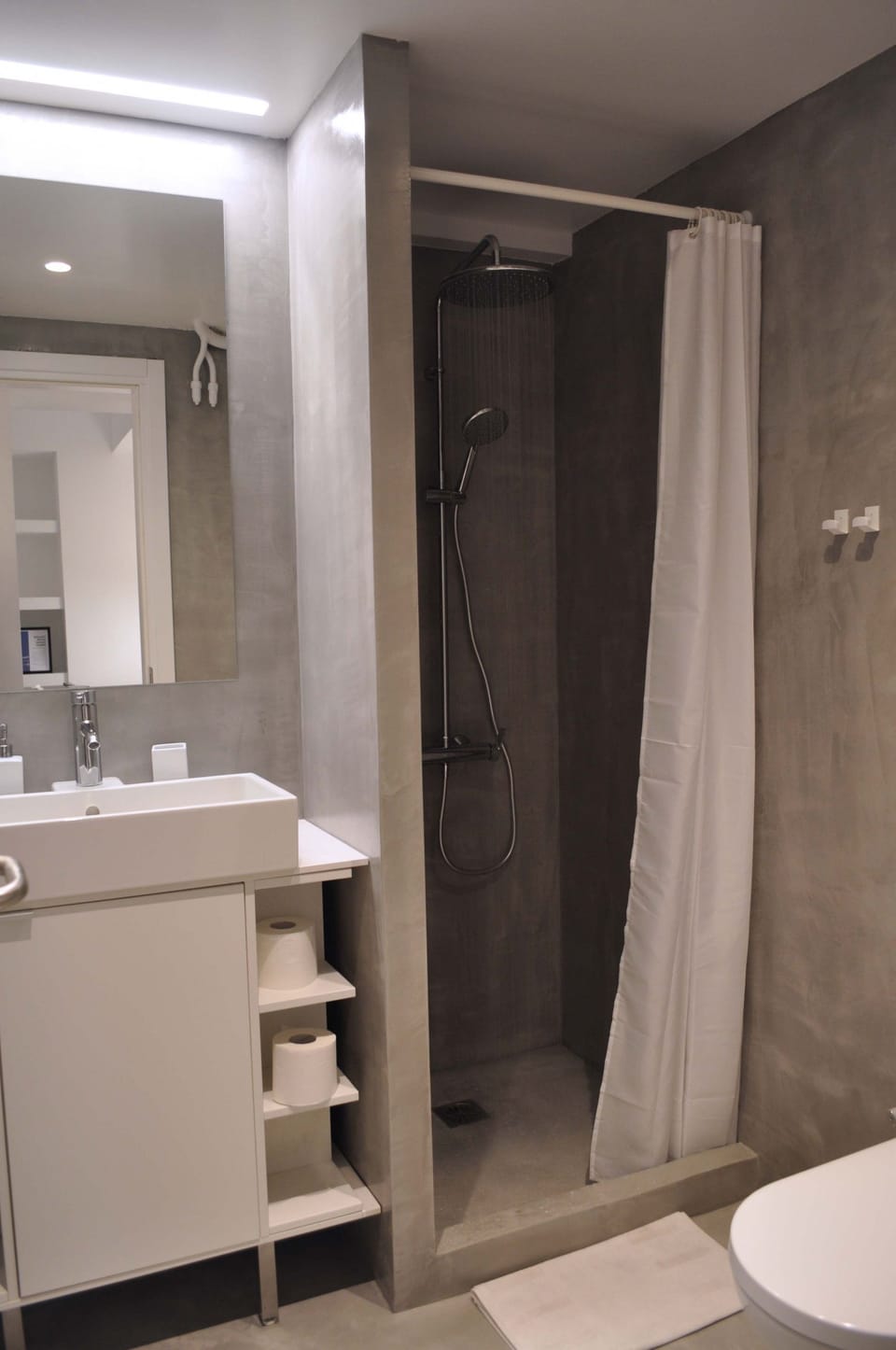 Apartment, 2 Bedrooms | Bathroom | Shower, free toiletries, hair dryer, towels
