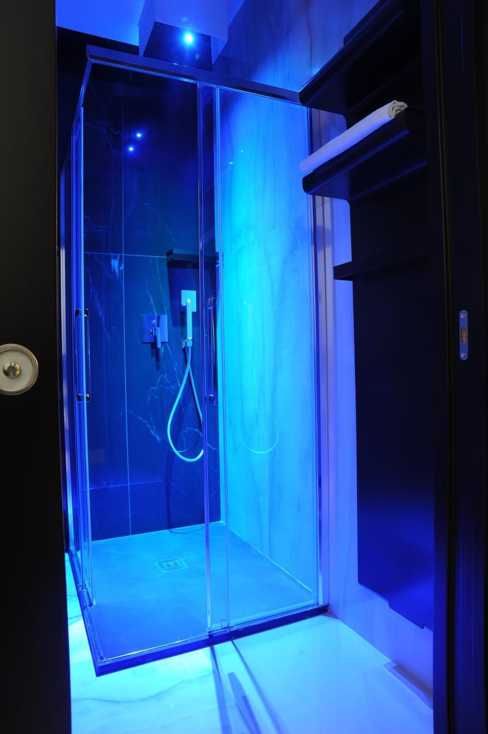 Shower, free toiletries, hair dryer, bidet