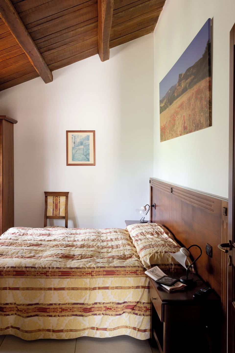 Comfort Room | Desk, laptop workspace, WiFi (free), individually decorated