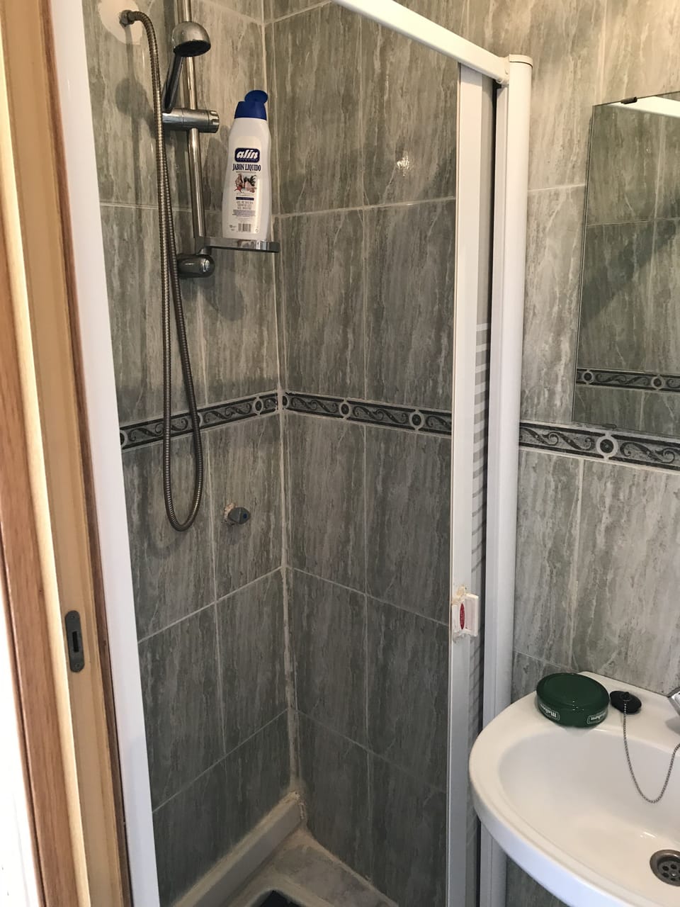 Shower, free toiletries, towels