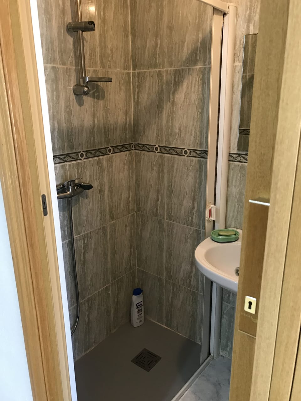 Shower, free toiletries, towels