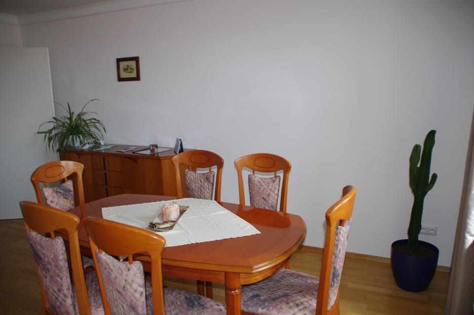 Coffee/tea maker, full-size fridge, microwave, oven