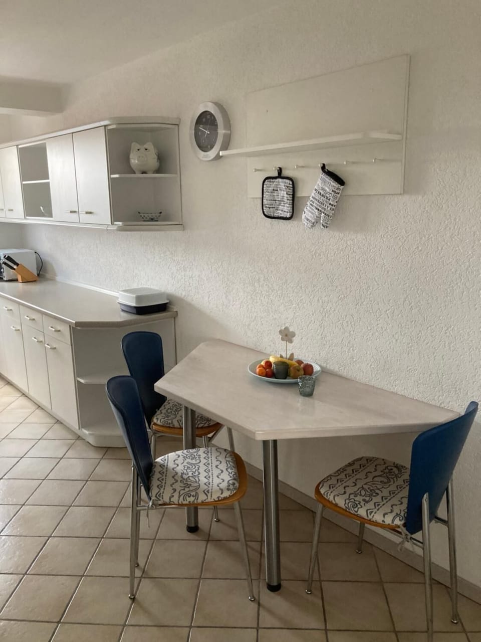 Coffee/tea maker, full-size fridge, microwave, oven