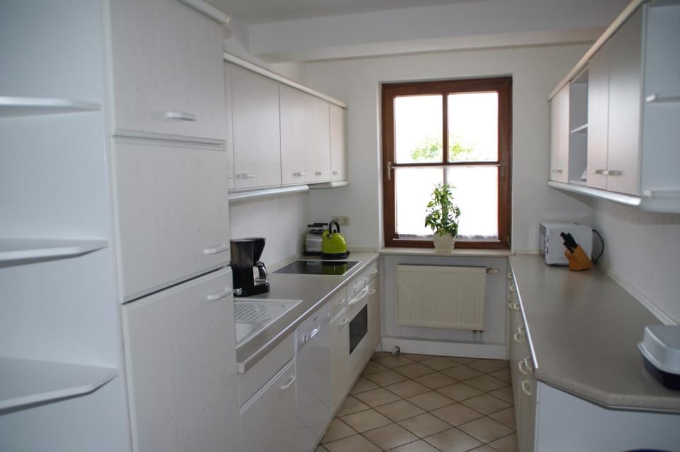 Coffee/tea maker, full-size fridge, microwave, oven