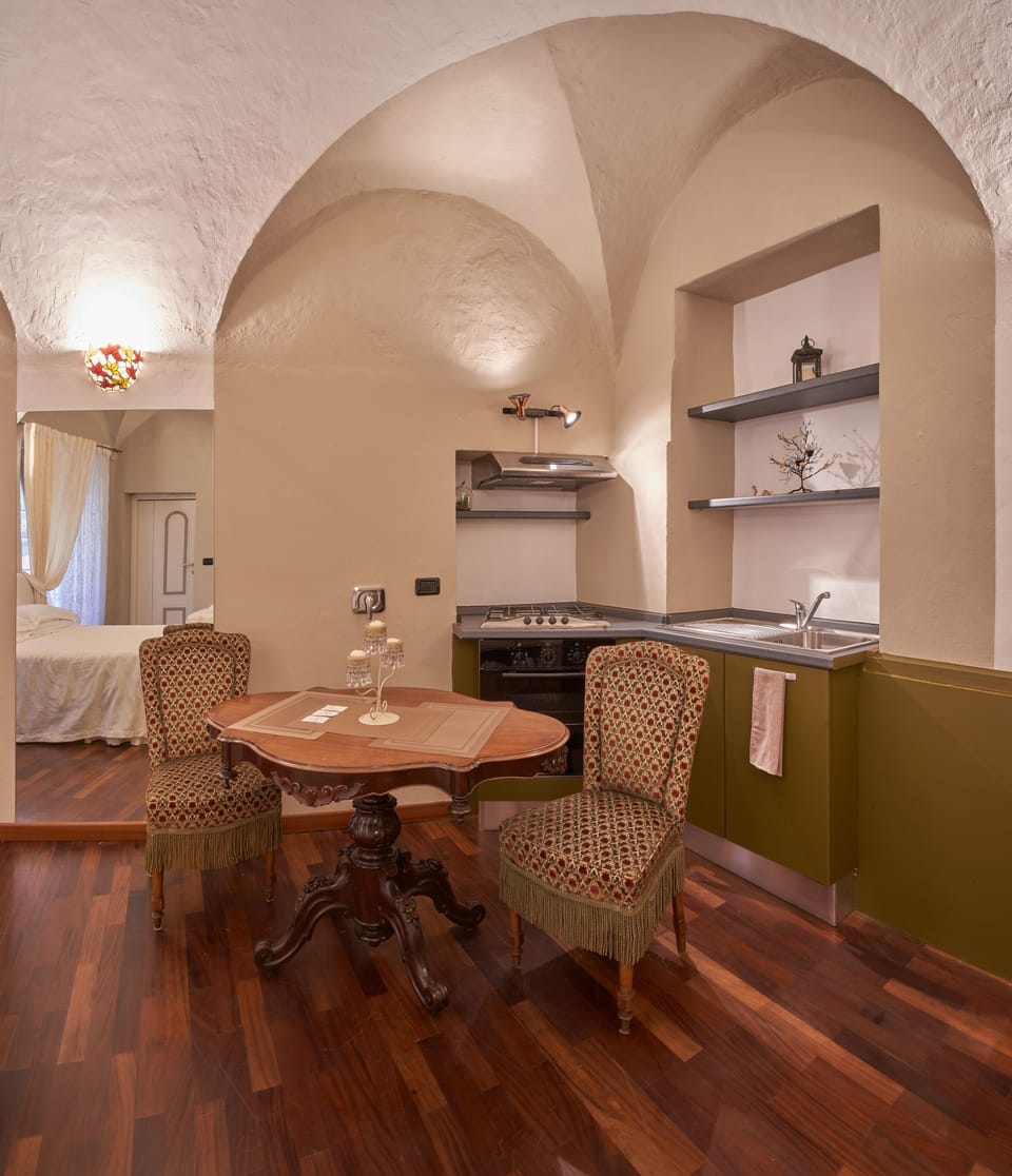 Deluxe Studio Suite, Kitchenette | Private kitchenette | Fridge, coffee/tea maker, electric kettle